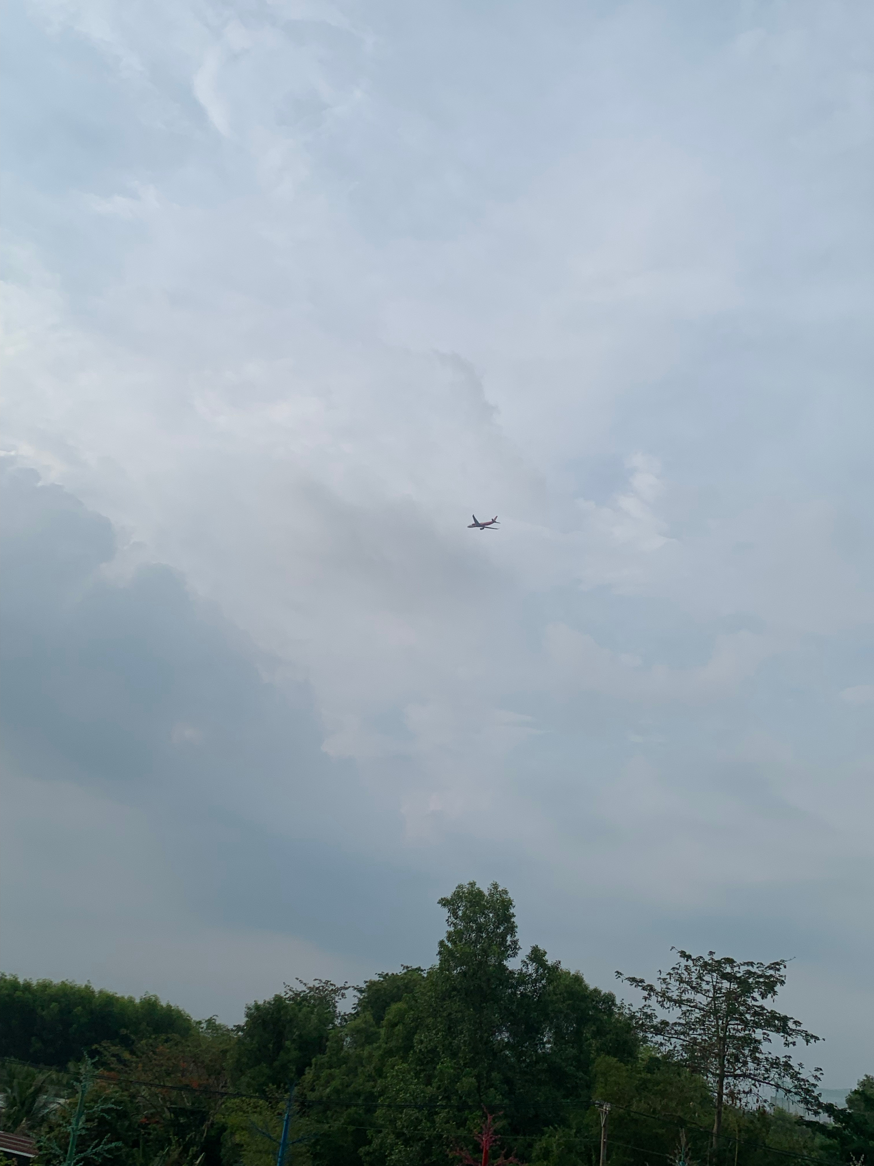 阳台中观赏周一的天空还挺蓝，抬头看见一架飞机。 