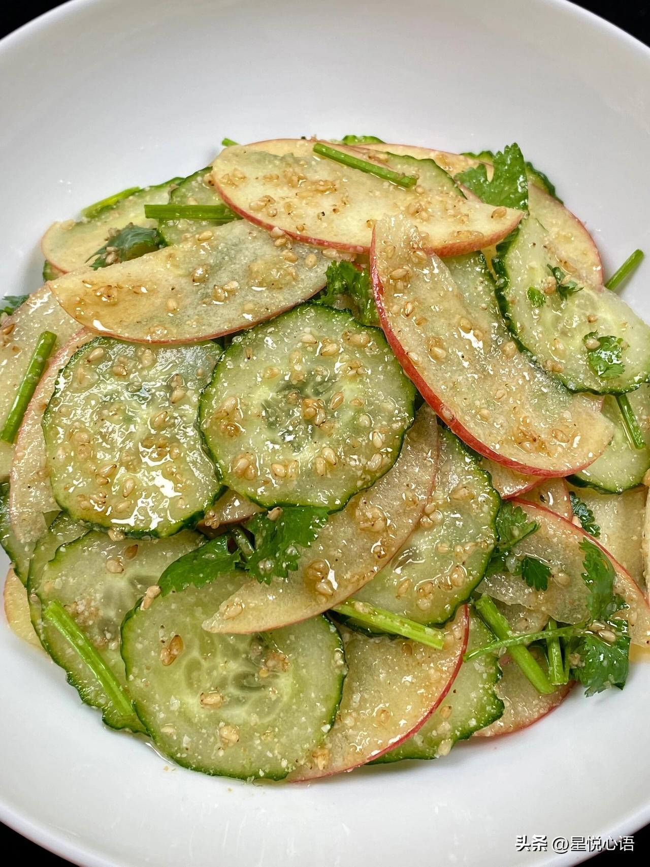 谁发明的芝麻盐黄瓜！好吃到封神

真的被这道芝麻盐黄瓜惊艳到了！
做法简单到离谱