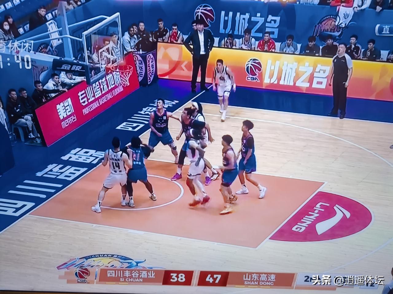 山东高速男篮客场挑战四川男篮，没想到这场比赛打的这么吃力！两节快结束了，山东高速