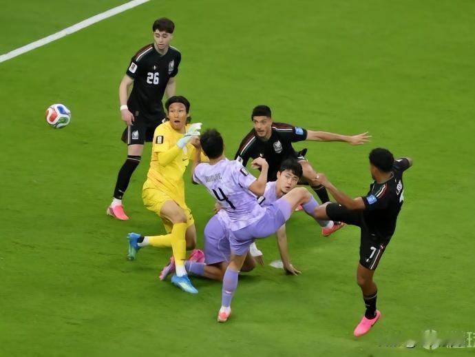 韩国门将巨大失误，送墨西哥提前晋级…在对阵墨西哥的比赛中，韩国门将金承奎犯下超级