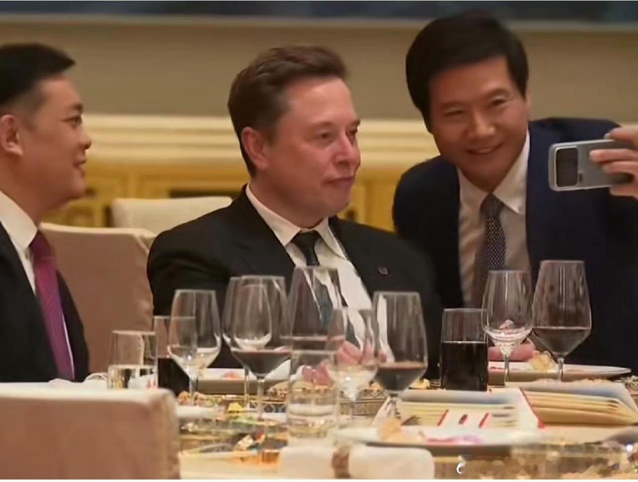 雷军马斯克合影雷军主动走向马斯克，轻拍其肩膀示意后，使用小米手机与之自拍合影。两