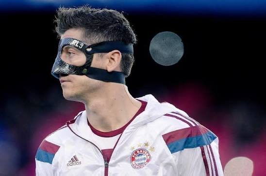 每体：莱万多夫斯基今天戴着面具独自训练，人们对他参加对阵毕尔巴鄂竞技的比赛持乐观