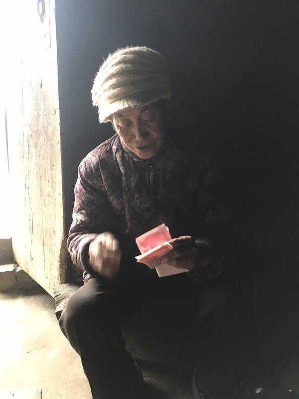 活着的时候不喜欢你，死了后怎么会会保佑你的？
     只要是上坟的日子，我丈夫