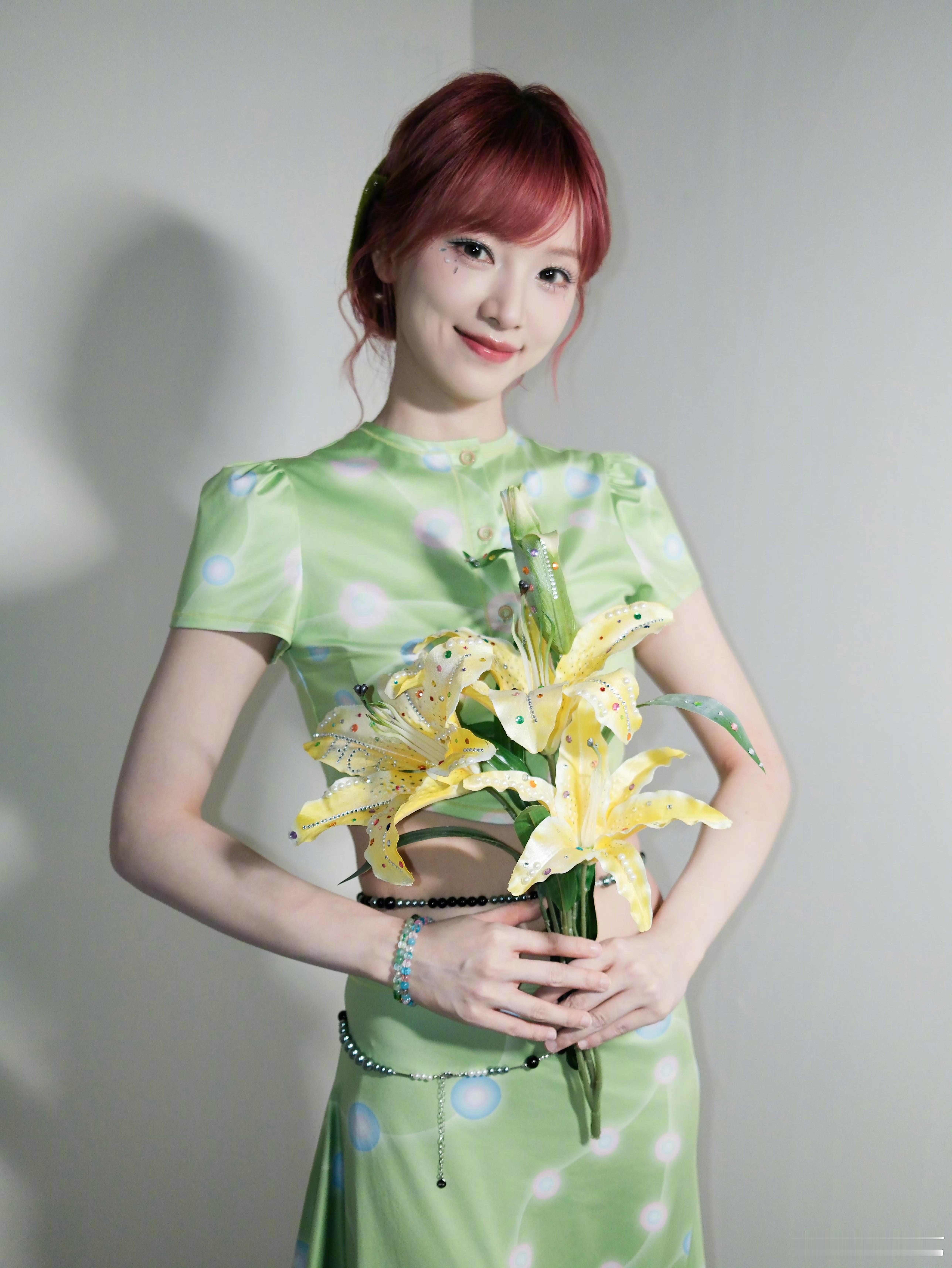 黄灿灿腰链黄灿灿变绿灿灿 今日份惊喜造型上线！被这身绿色造型性感到，腰链更是点睛