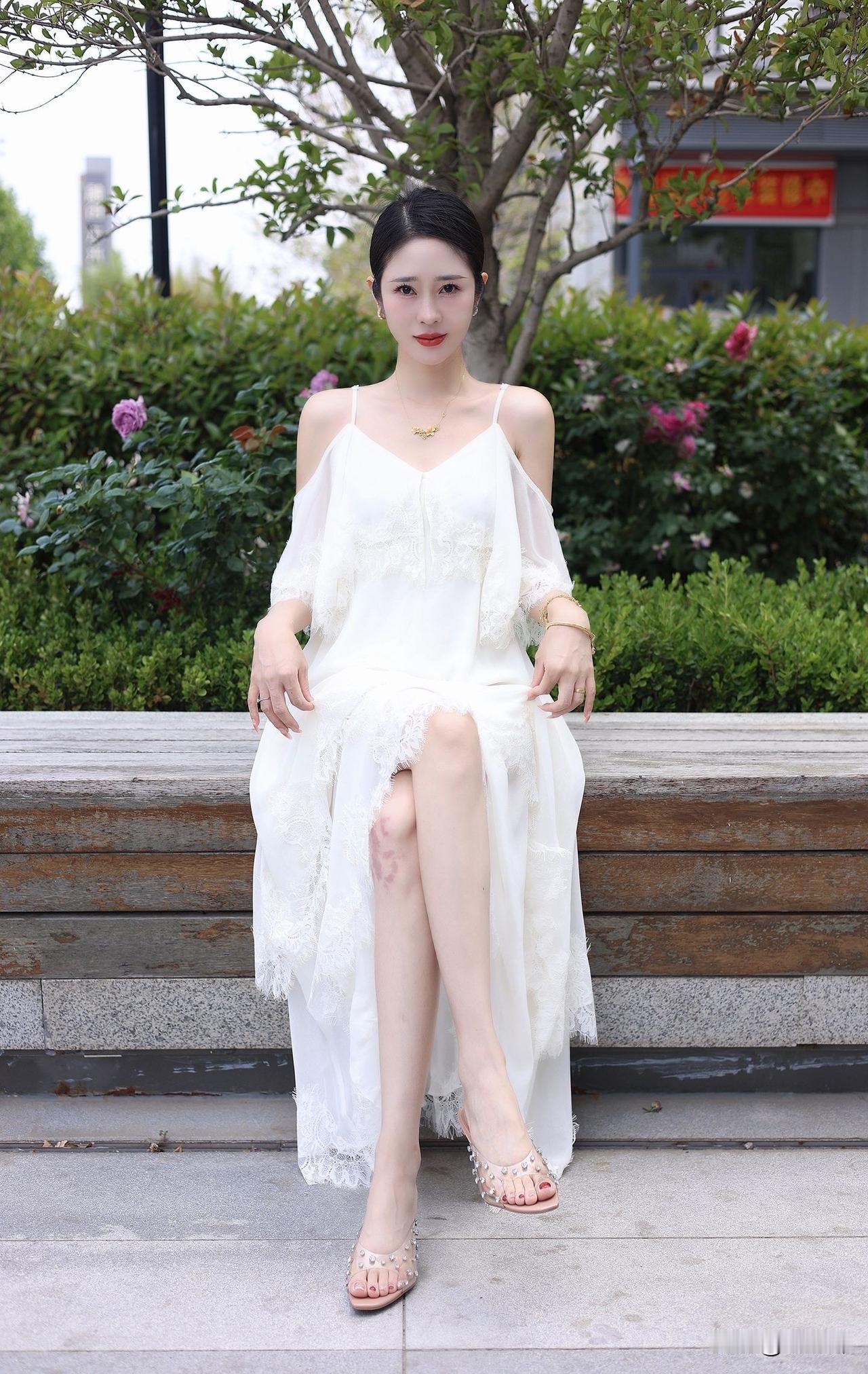 优雅白色蕾丝连衣裙，清新自然，尽显温柔气质。