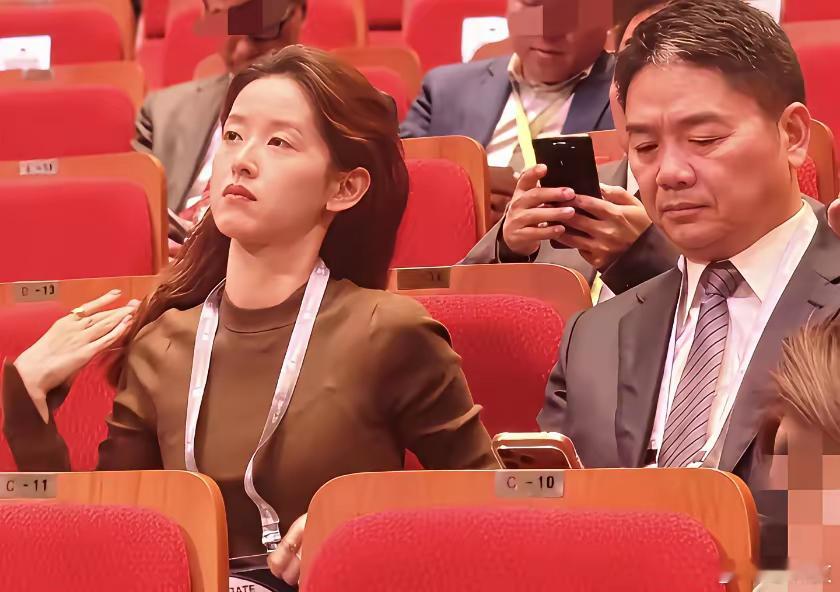 笑死了,现在的人脑洞是挺大的，章泽天以后表情管理要到位一点，东哥莫名躺枪。 ​​