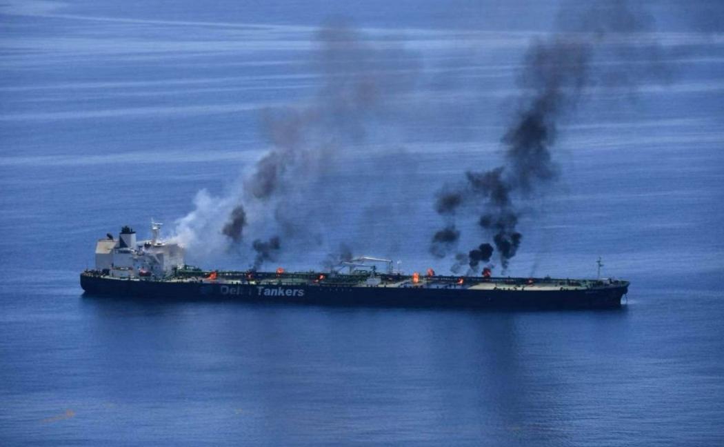 胡塞已经动手打红海油轮了,伊朗手边还捏着一张更大的牌:霍尔木兹海峡。全球海运石油
