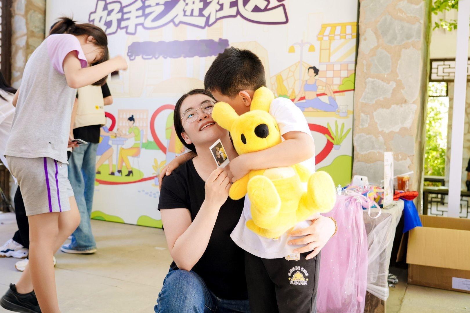六一手艺人把主题乐园搬到了家门口手艺人把每个小孩的六一愿望都当真了 平凡手艺人的