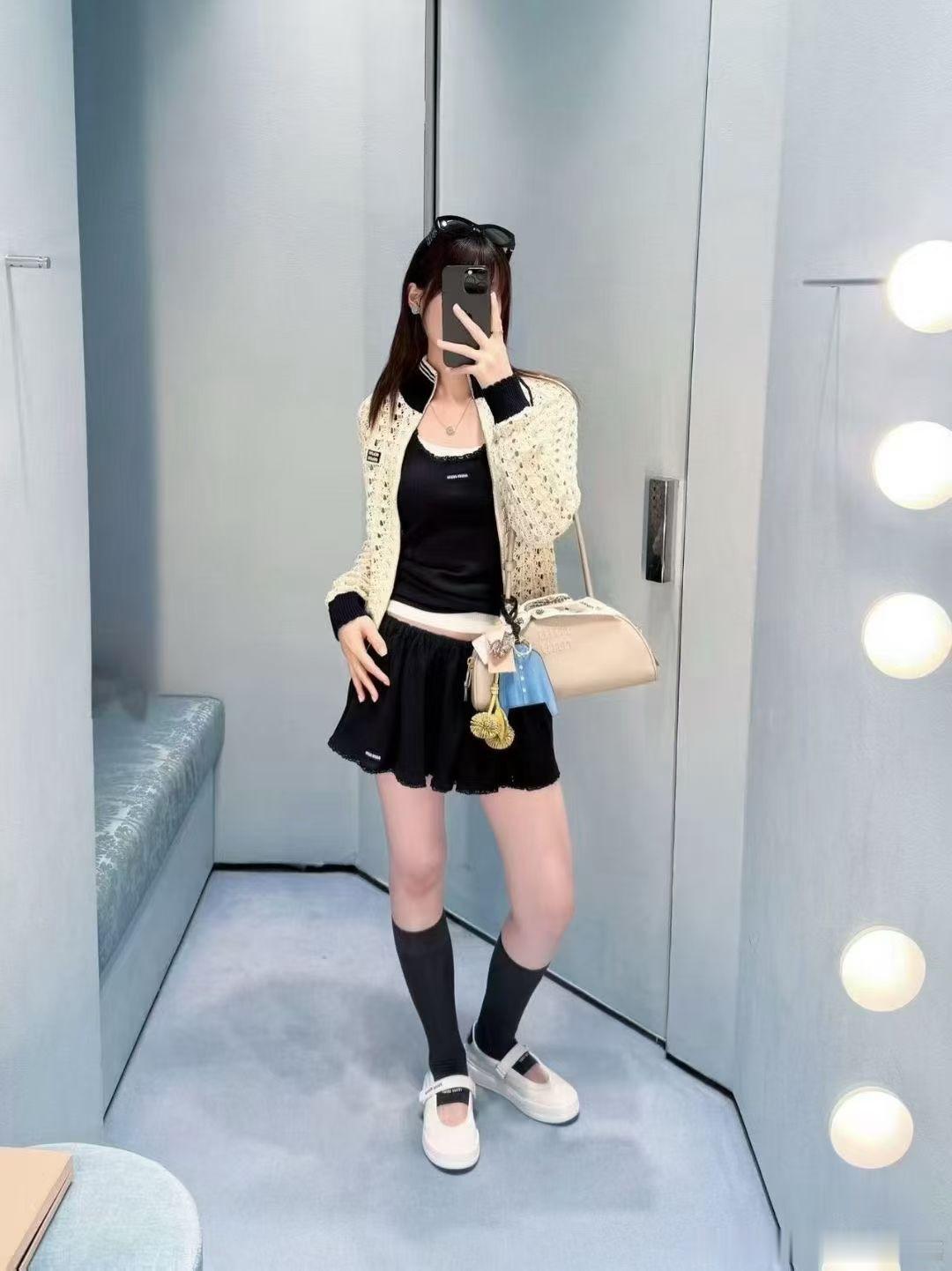 Miu Miu镂空针织开衫➕同款半裙 米杏色主调+黑色撞色边，复古学院风满满！手