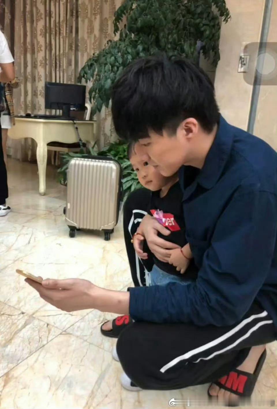 摩登兄弟[超话] 可爱啊！脚丫都好可爱！​​​