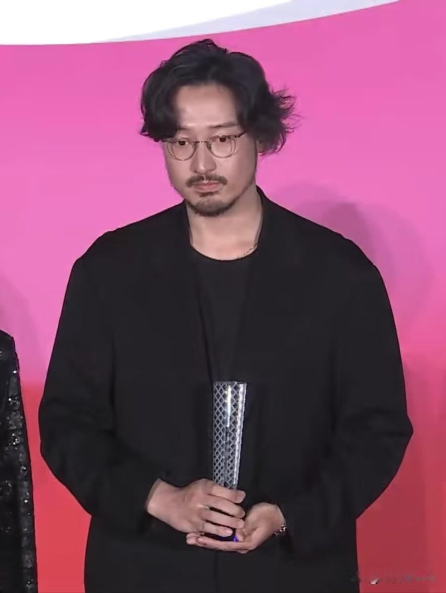 11月5日，第38届东京电影节上，王传君凭《春树》拿下最佳男演员，喜提影帝！《春