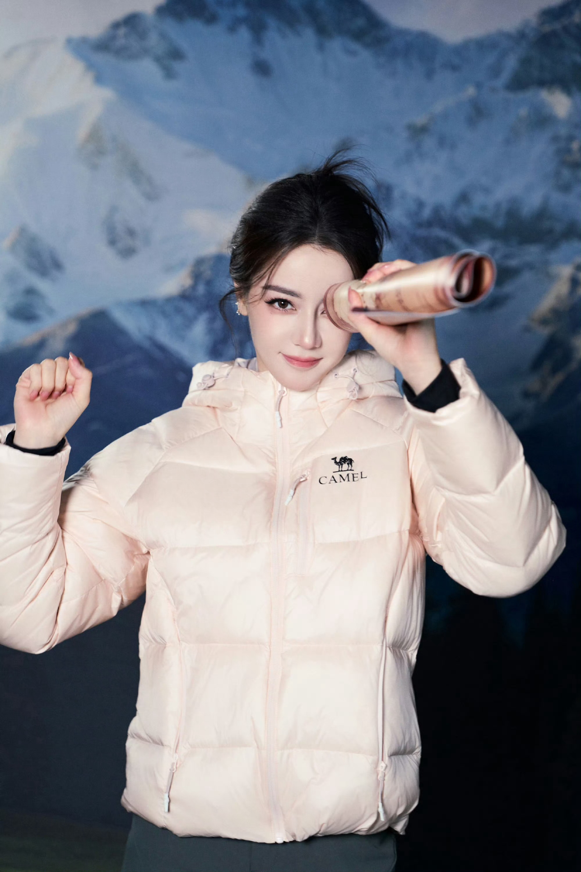 迪丽热巴大雪写真 漫天落雪配上阿姐，氛围感直接封神❄️雪地里面的每一帧都美得像小