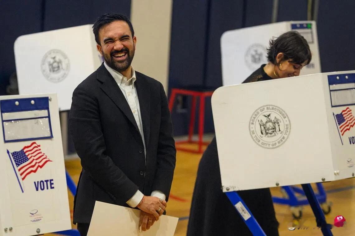 选举势态很焦灼。 美国民主党纽约市长候选人马姆达尼（左）和妻子到纽约市皇后区的投