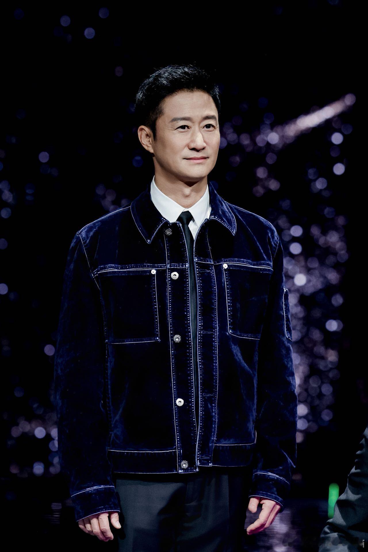 吴京回应涂唇膏吴京说唇要护镖更要护 谁能拒绝这么可爱的吴京啊，偷偷涂唇膏被拍还主