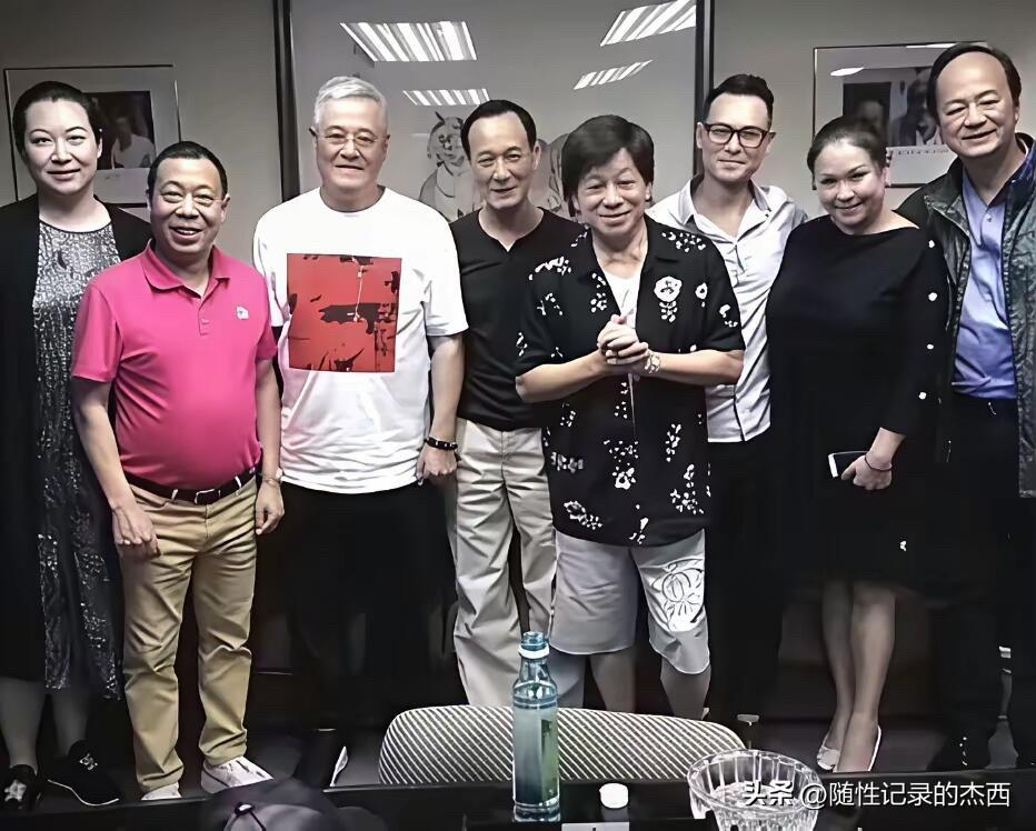 这一张早年的明星集体合影是群星璀璨啊，个子183的狄龙一眼就能认出来，名副其实的