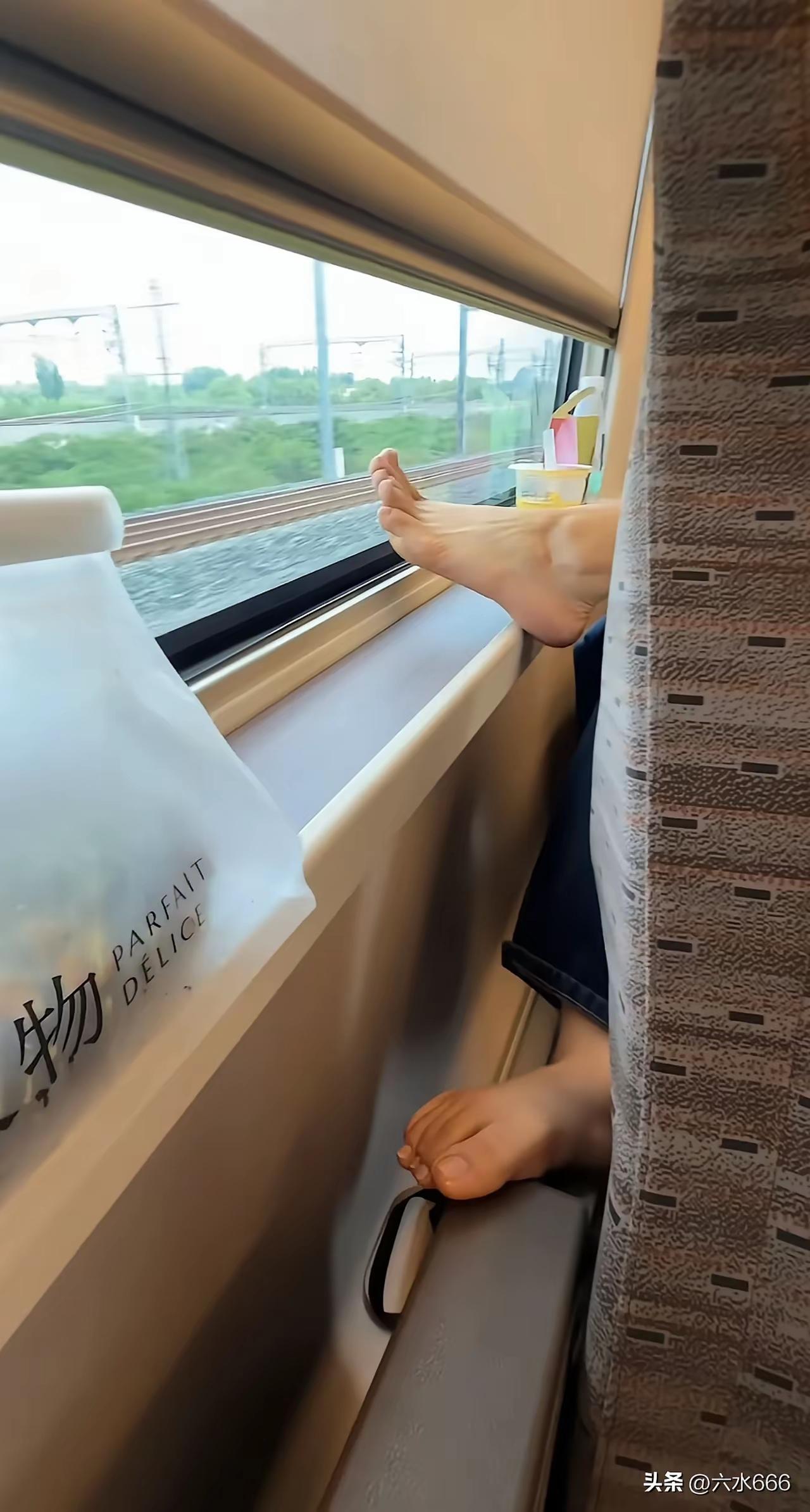 各位大佬出个主意呗：在高铁上遇到这种情况，坐在她身后的人该用什么办法让她把脚丫子