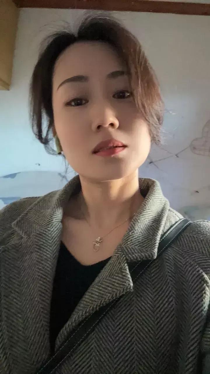 每年李婶都会跟她姑娘吵架，吵架的主题思想就一个，就是让闺女赶紧相亲结婚。

今年