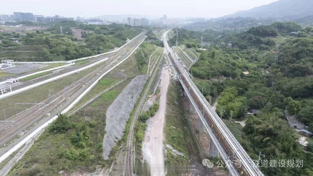 高铁头条【渝昆高铁川滇段，铺轨完成】成都发布消息：5月31日，随着最后一组500