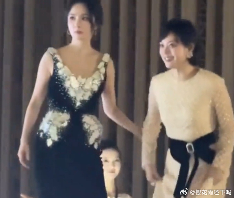 杨幂扶孙俪和杨紫上台，幂幂好好啊 