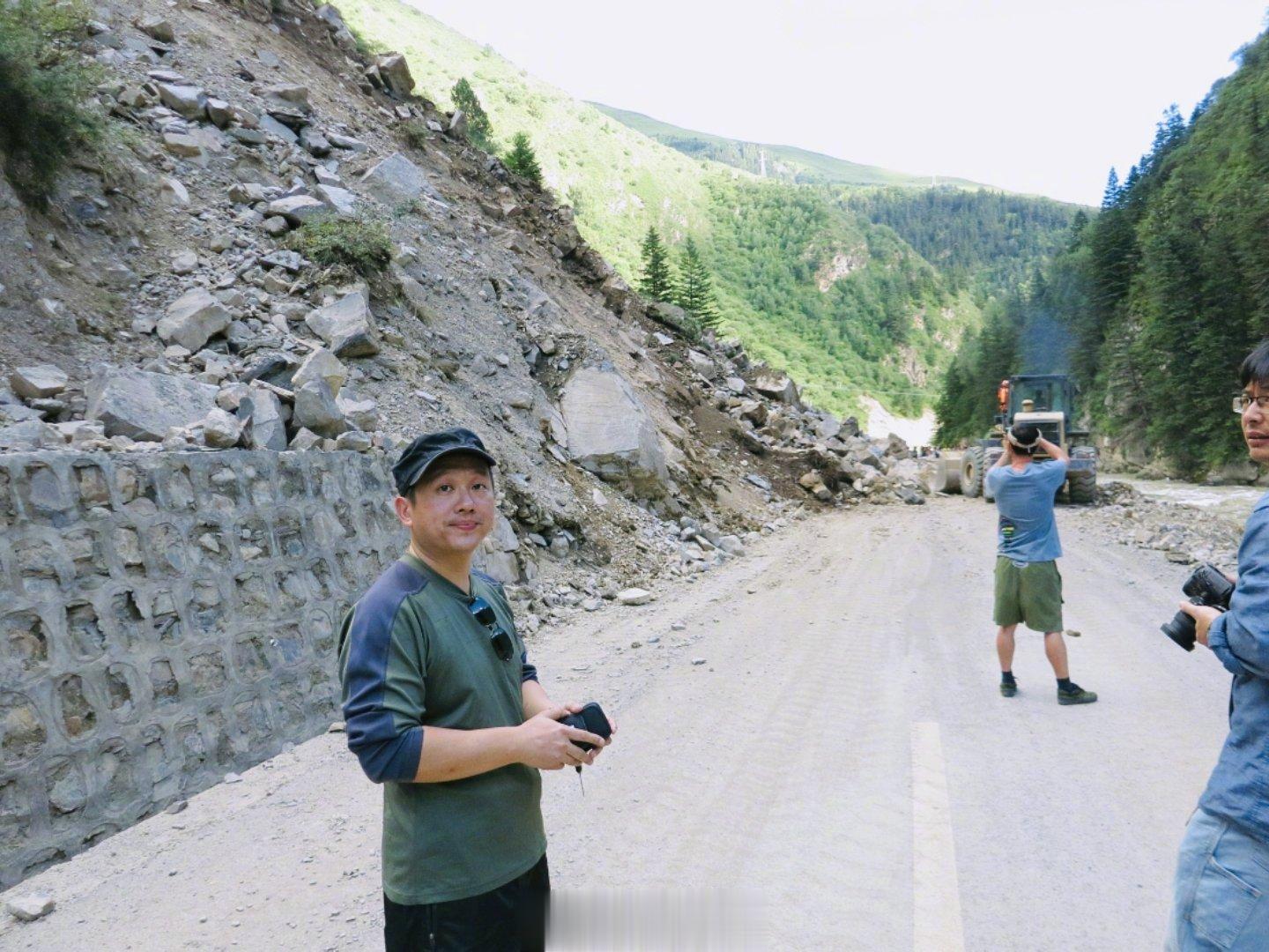 #记录旅行# 有一年自驾去色达禅城路上，正遇上泥石流塌方，前方路被堵了，我们很无