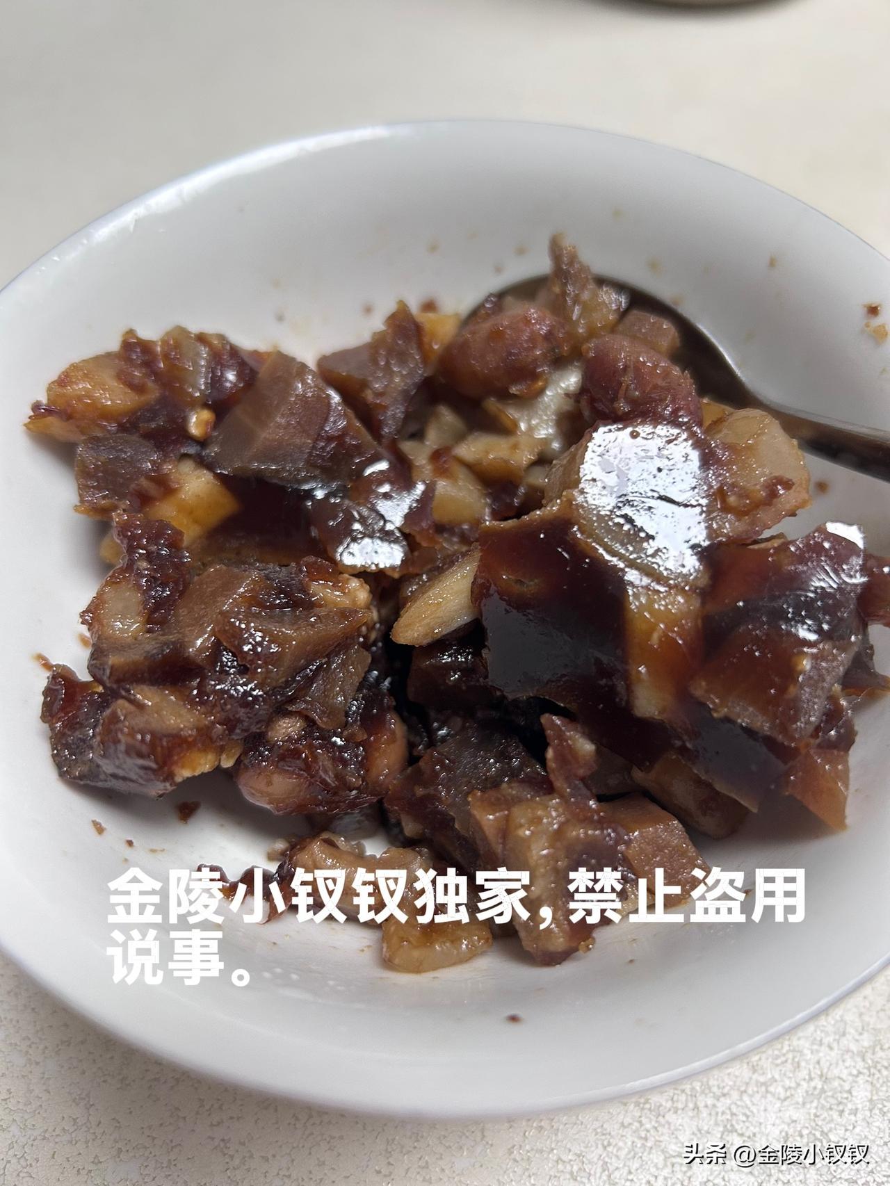 心心念念的肉皮冻疙瘩咸菜出锅了！

别看我在头条天天写家长里短，晒日常生活，但我