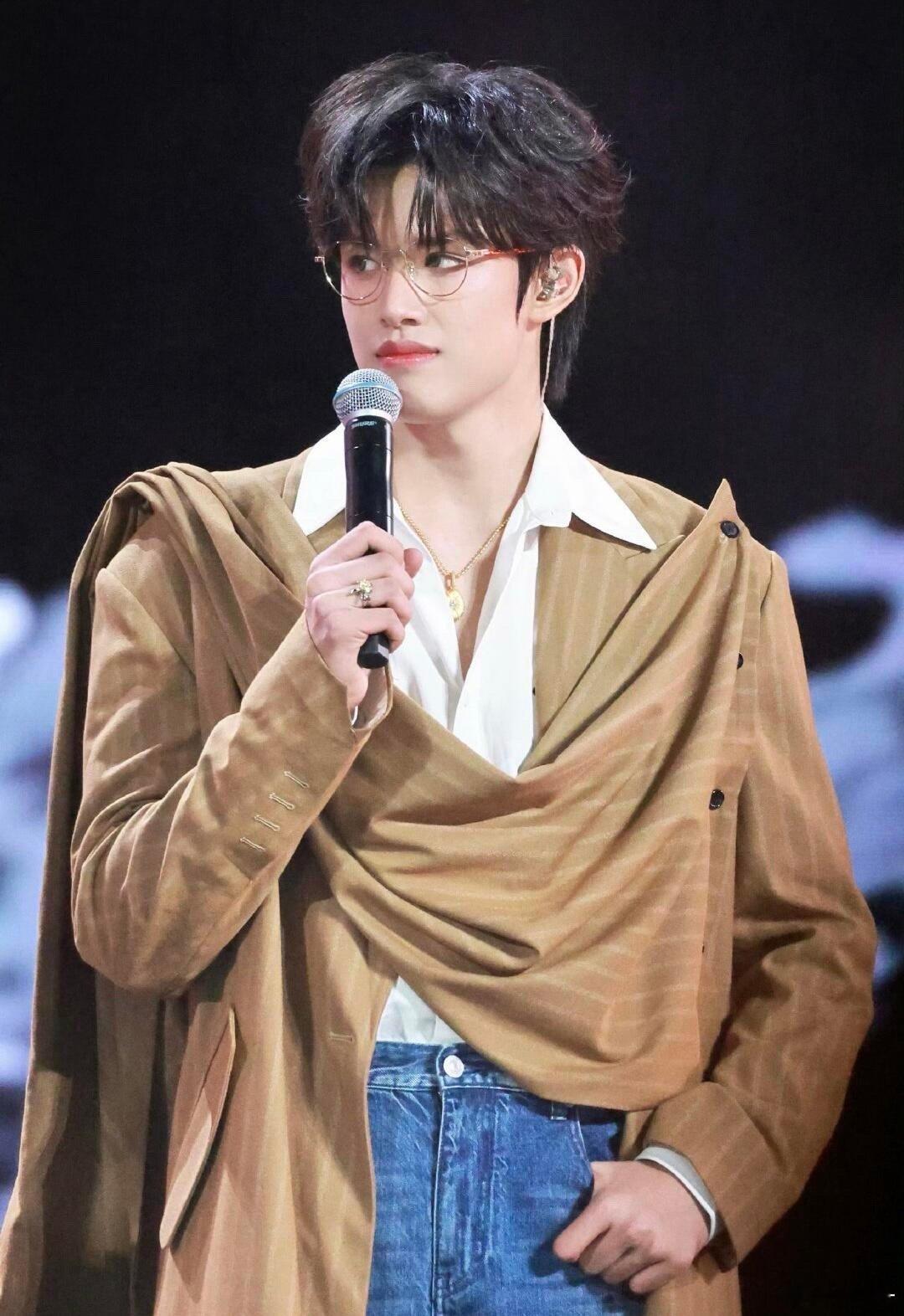 张极全开麦唱功居然这么强 TF家族2026新年音乐会，张极《野心家》舞台光芒万丈