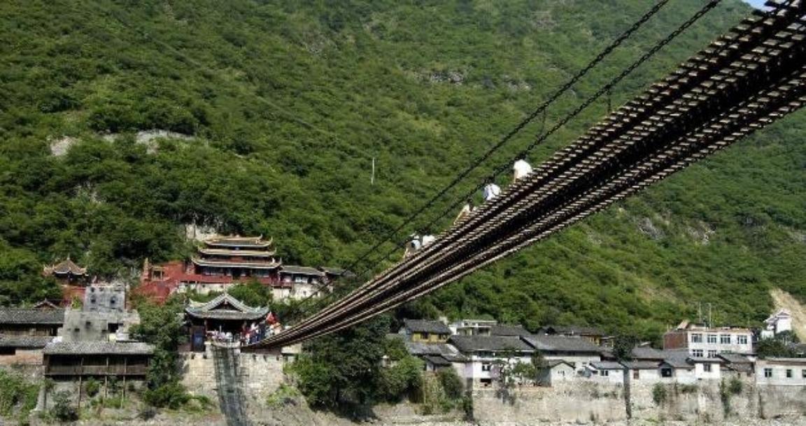 300年前，古人是如何将40吨铁链建在大渡河上，一年建成泸定桥的？

大渡河水势