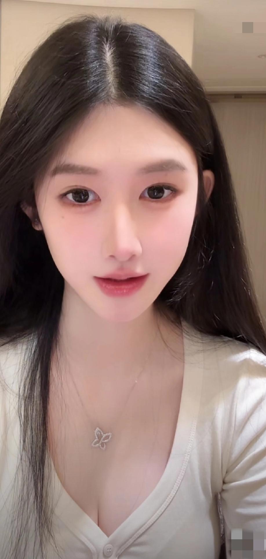 要说惊艳时光的美女，那可太多了。朱琳饰演的女儿国国王，颦笑间风情万种，举手投足优