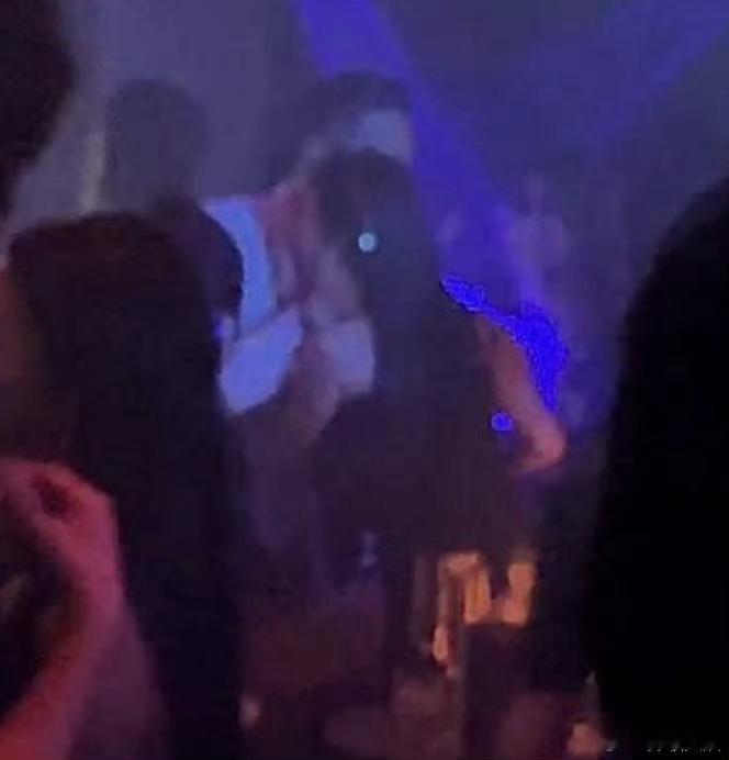 港媒曝胡杏儿老公夜店搂抱不同美女 港媒曝胡杏儿老公夜店搂抱不同美女[疑问]好渣服