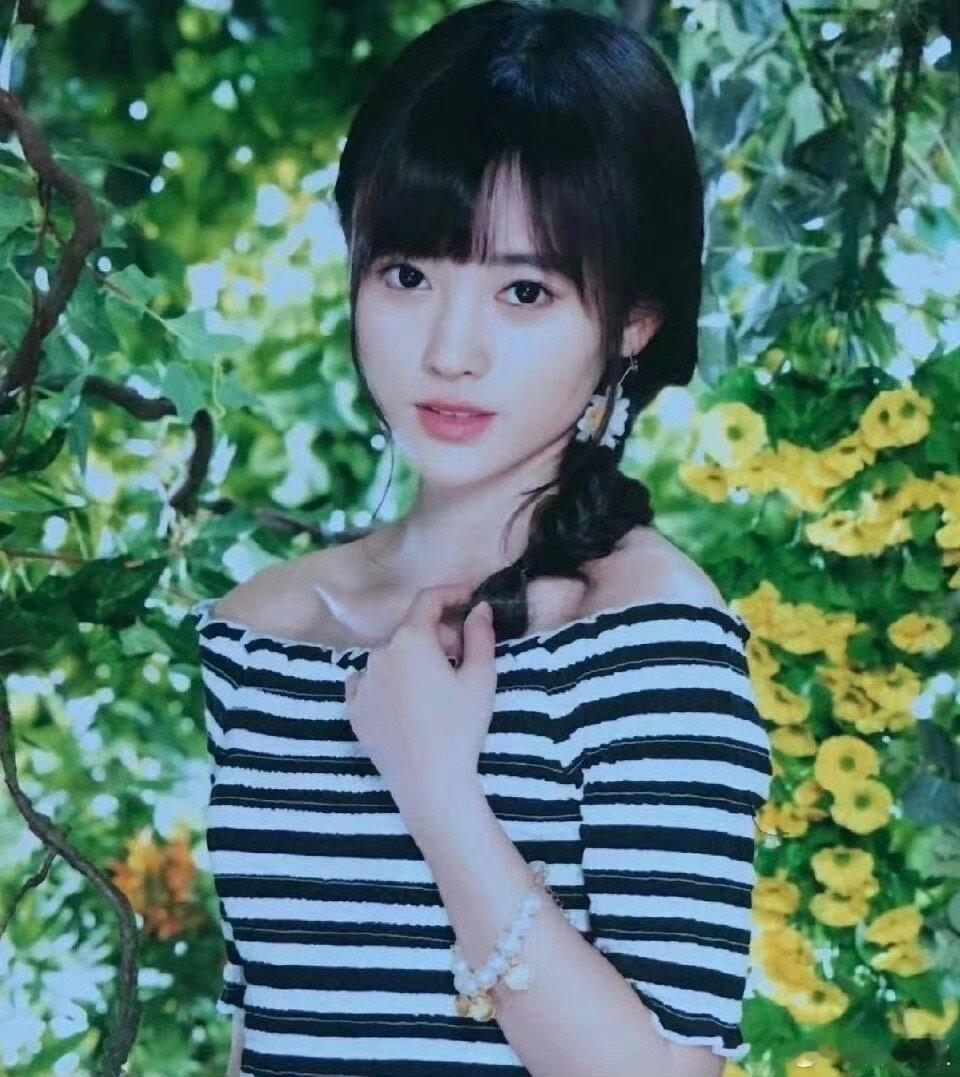 这个时期的鞠婧祎，真是辨识度很高，让人一眼就能认出来  