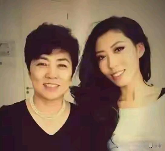 天呐，曲婉婷的母亲竟然是个大贪官，还是哈尔滨的。
曲婉婷携巨款与父亲跑国外去了，