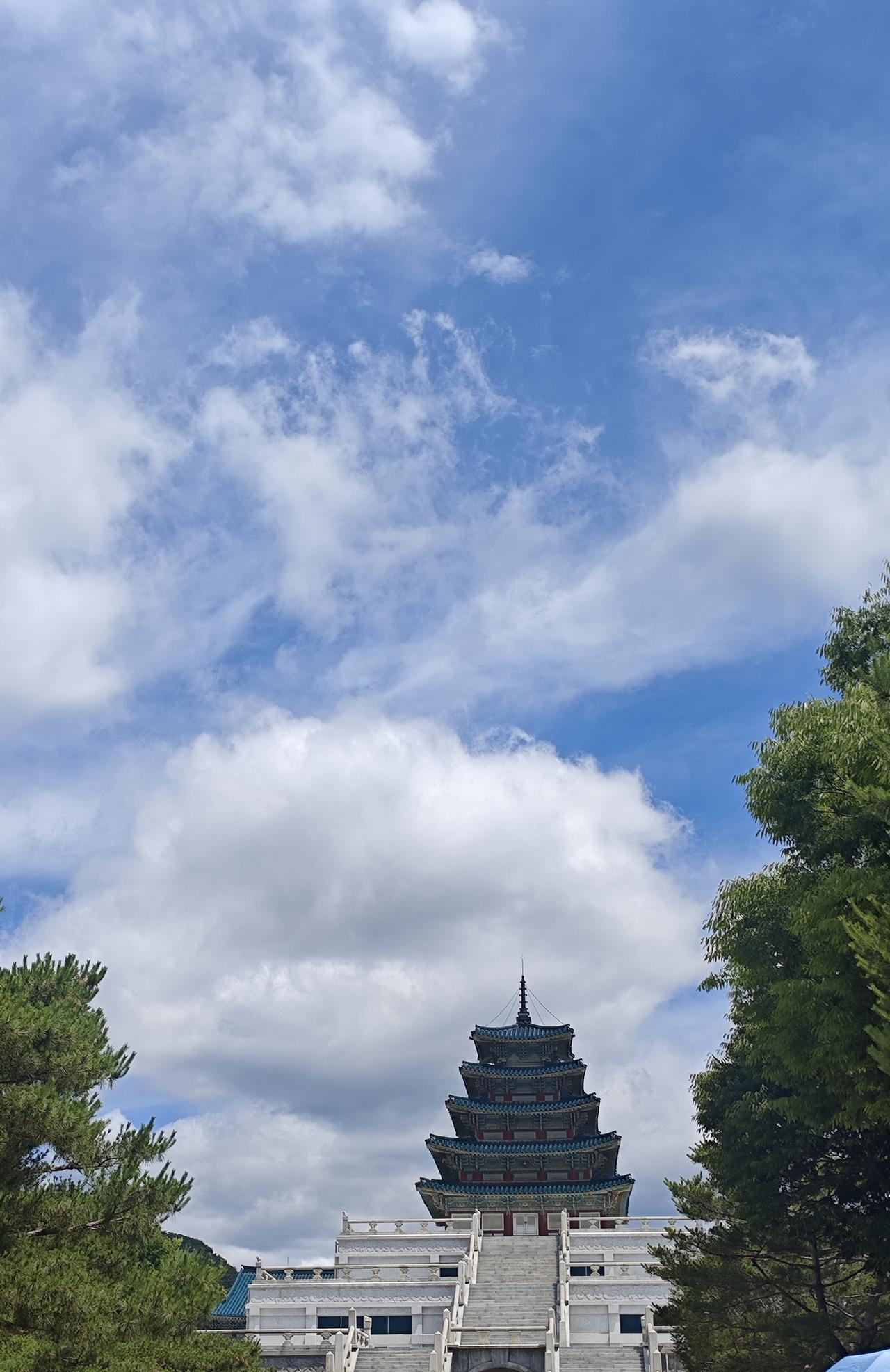 我从小玩到大的好朋友，三年前借我五千块钱，她当时说一个月就还我，这都三年了，没办