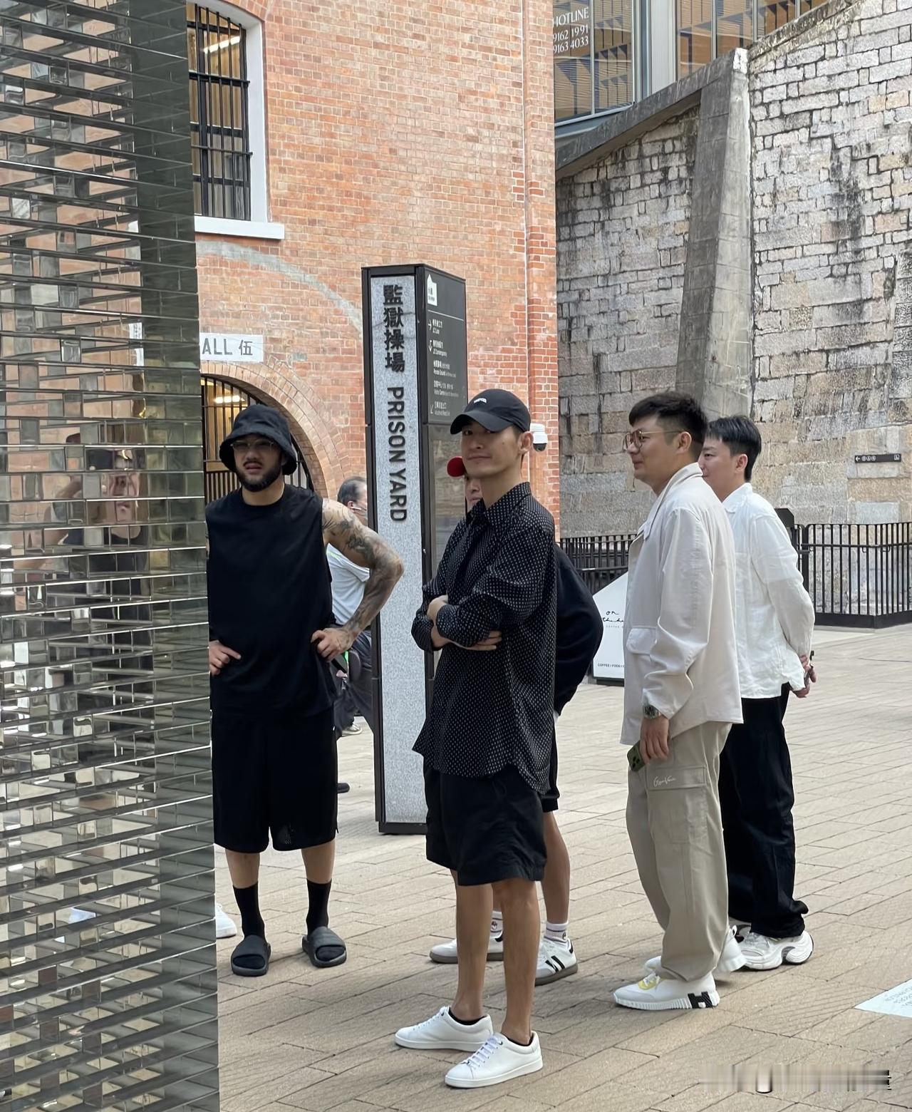 终于知道他为什么火了这么多年了啊，不得不说身材气质真的是娱乐圈一等一的男人。