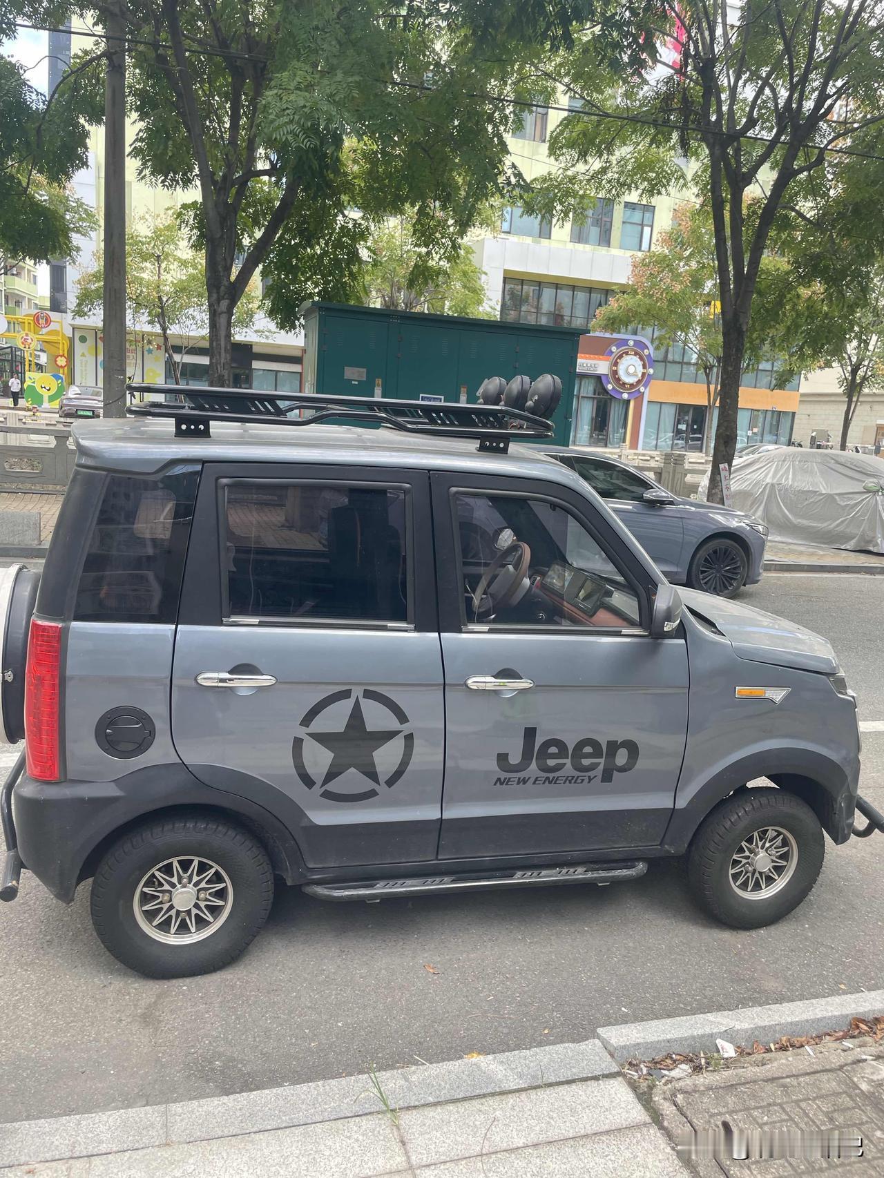 不就是老头乐嘛，还以为是吉普车呢[呲牙]