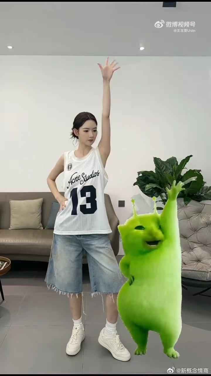 偶然刷到王玉雯和小绿猫，这画风也太逗了吧！雯子穿着白背心牛仔裤，简简单单就把舞蹈