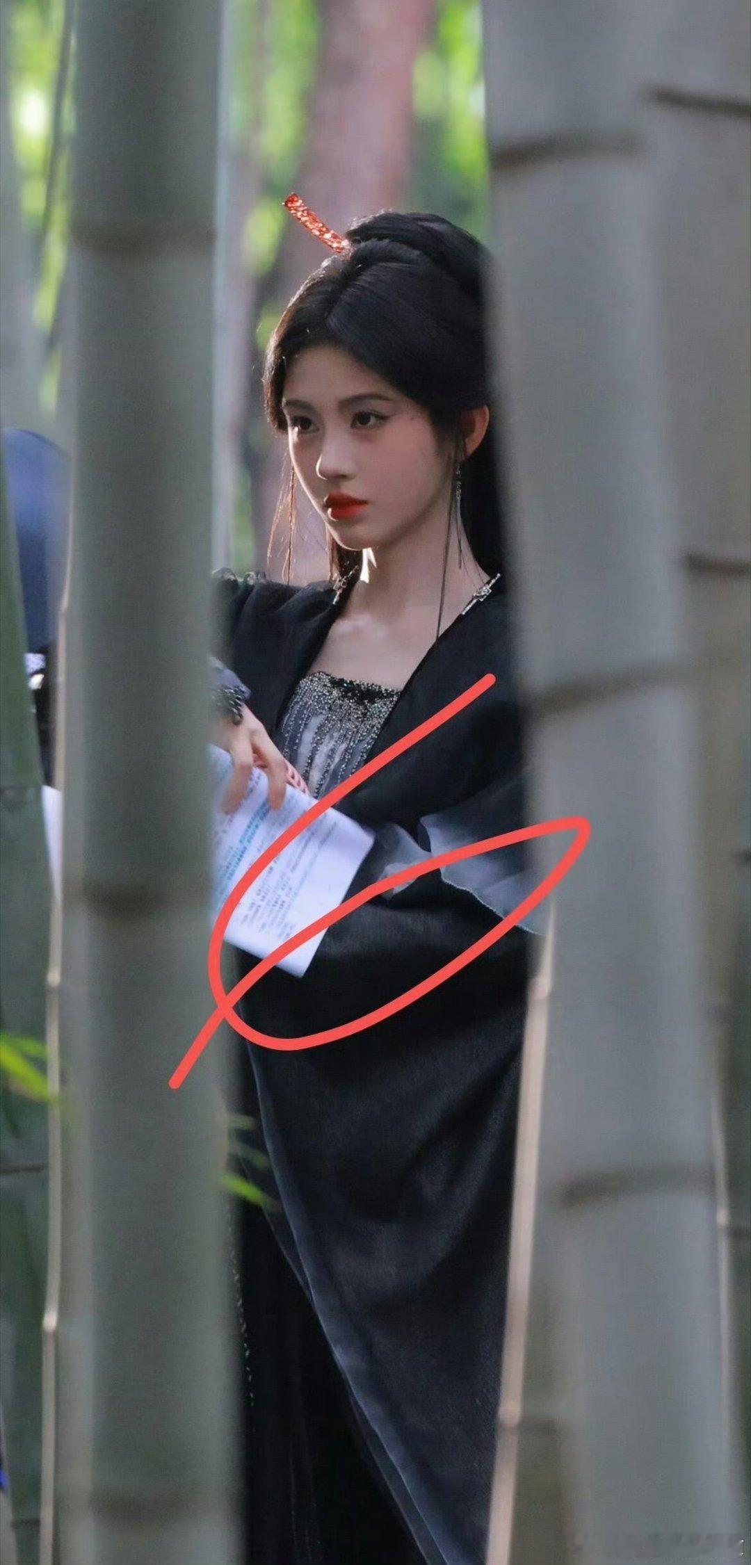 鞠婧祎《来战》阿黛竹林黑衣路透生图，暗黑恶女风，不错哦！ ​​​