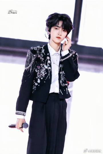 左奇函想看我打架子鼓吗 学长架子鼓上线，左奇函带来燃炸少年感，李浩宇形象新鲜感满