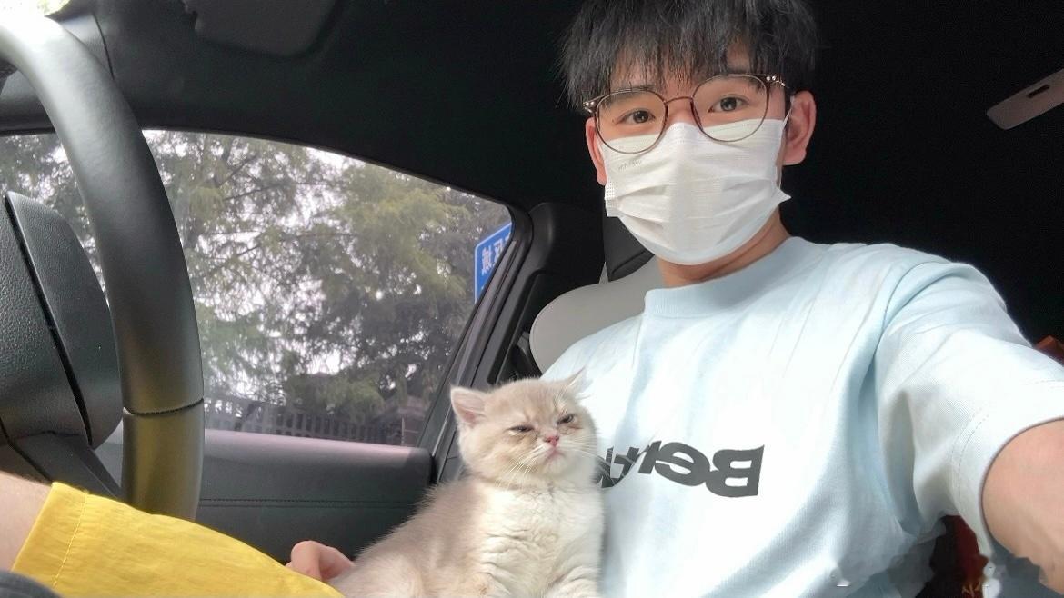带虾球去医院了，眼角一直发炎涂药不好 ​​​