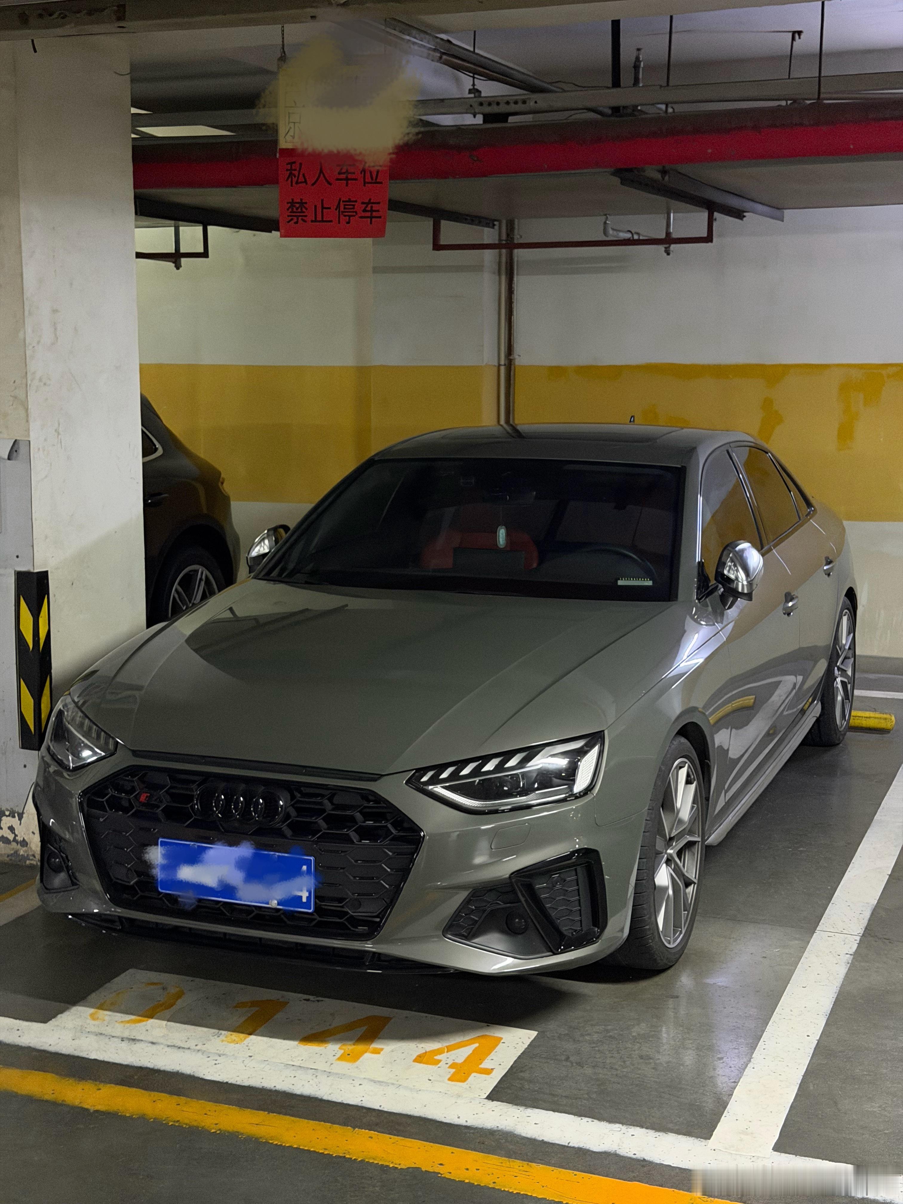 大晚上说走就走 陪我自助刷车冲这份儿情 下次逛街得给买个包儿了自助洗车