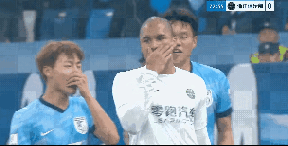 毛伟杰：咱俩捂嘴说话足协不会处罚吧？
   瓜里拉帕：应该不会，王主任都进去了。