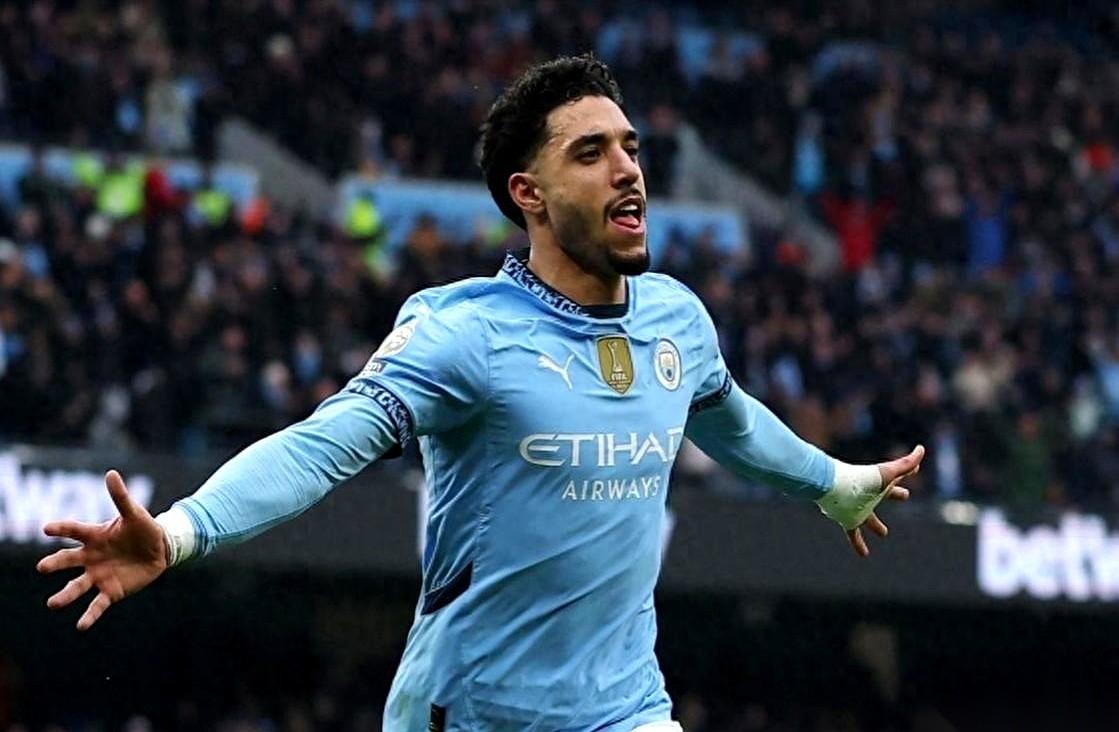 曼城在自己家门口，欧冠，输了。
输得那叫一个憋屈。
这哪是输球，这分明是给自己的