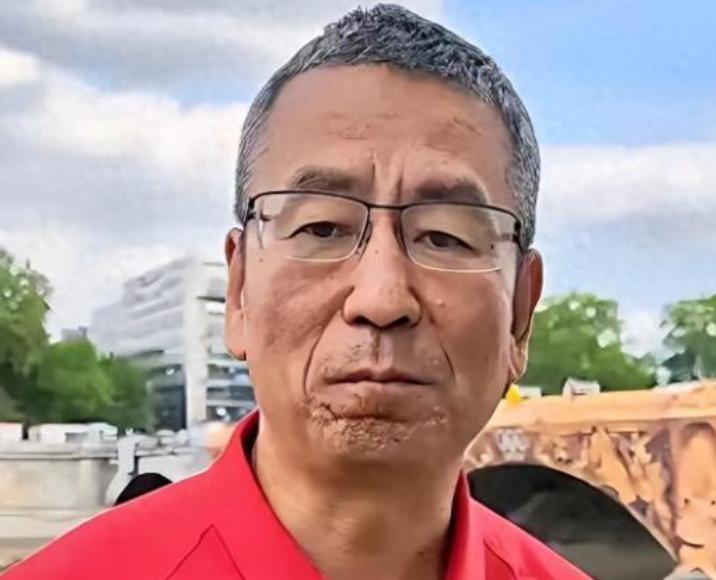 “央视一哥”白岩松：病痛折磨让他暴瘦50斤，连续四五个月，几乎每晚都睡不着觉，曾