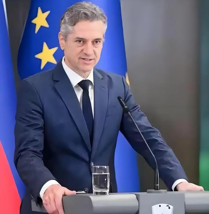 比利时首相说：

“人人都想加入欧盟，没人想加入中国。美国的任何邻国都不会说想加