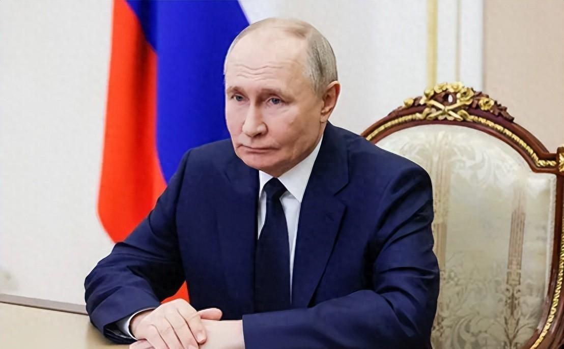 一架从巴库起飞、目的地格罗兹尼的民航客机，在万米高空毫无征兆地化作一团火球。机上