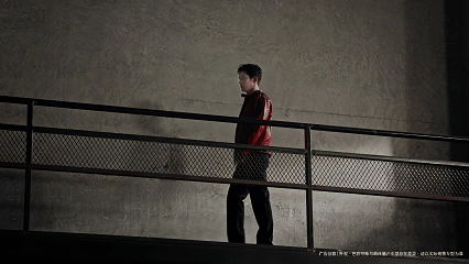 谁能拒绝黄景瑜的黑色座驾 黄景瑜与座驾的双向契合太惊艳！黄景瑜敢闯敢试的行事态度