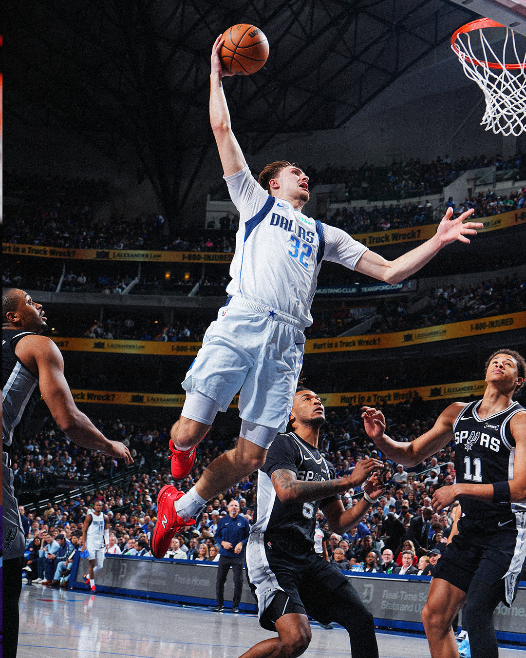 凭借今晚32分的表现，库珀·弗拉格现已达成：▪️ NBA史上最年轻连续4场得分3