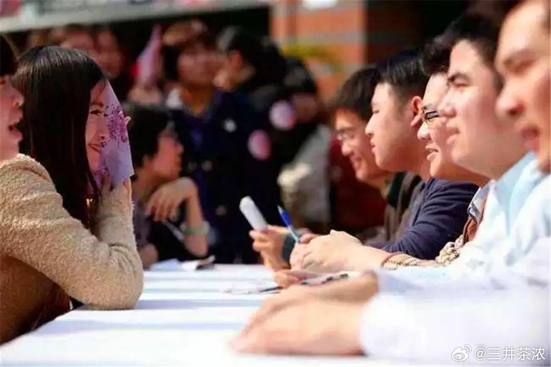 为什么面试要填家庭成员信息 刚毕业那会儿真傻，恨不得把户口本都搬给HR。后来才懂