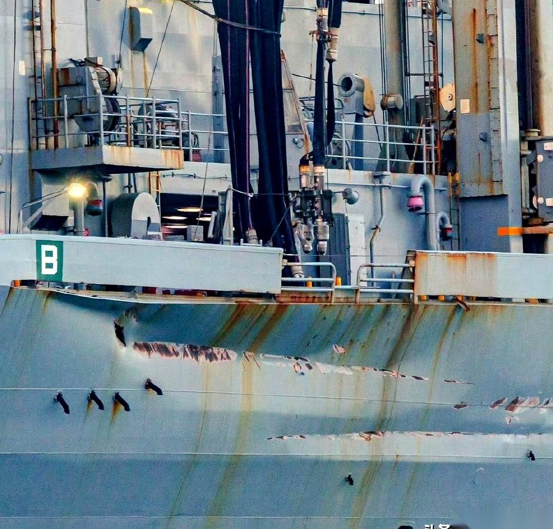 我一直以为，在海上开军舰的，跟咱们在陆地上开车的，技术上就不是一个次元的。
直到