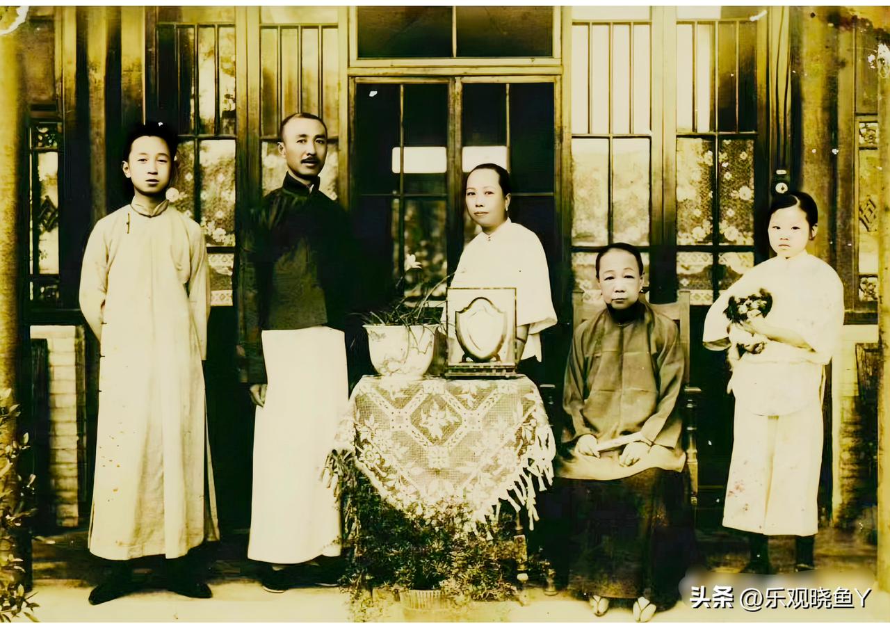 一九二七年，在杭州的钱学森与他的父亲钱均夫、母亲章兰娟、祖母及一位女佣。这而非演