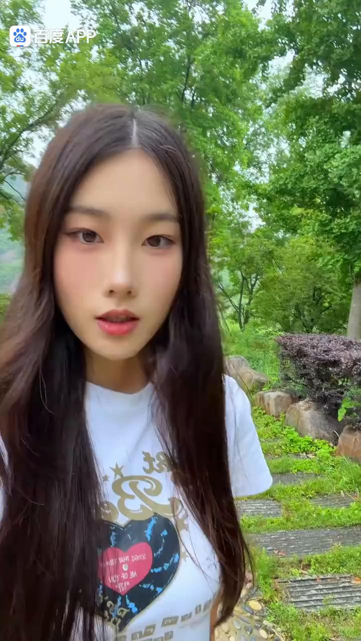 谁说爬山累？这山可太好爬了。上山魔毯，下山漂流，能坐船，能看表演，关键风景还这么
